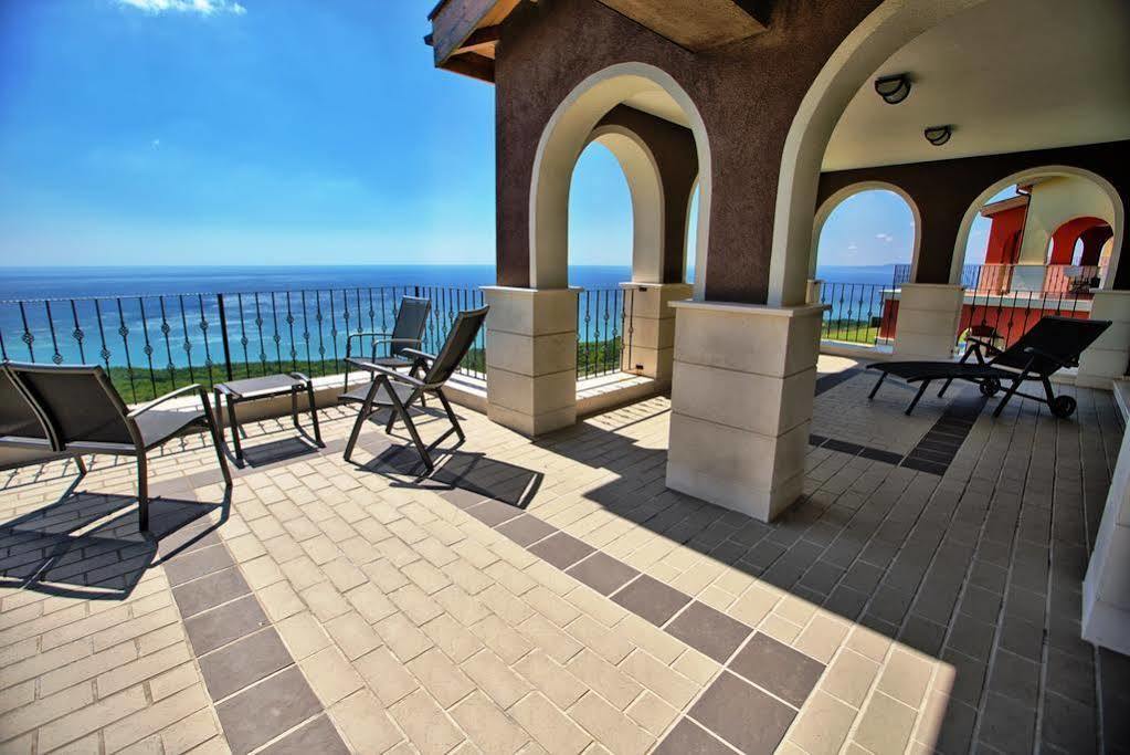 Lighthouse Apartments And Villas Balchik Exterior photo